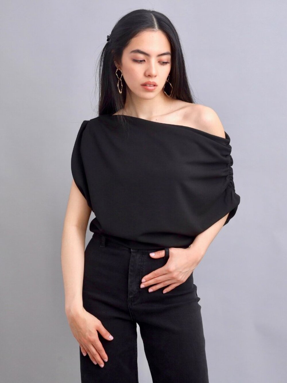 BLACK OFF-THE-SHOULDER RELAXED FIT TOP
